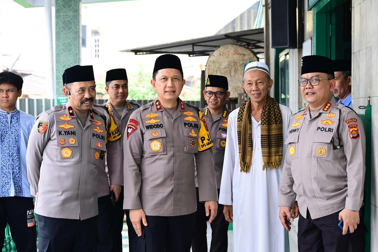 Hadir di Tengah Masyarakat, Kapolda Jambi Laksanakan Salat Jumat Keliling