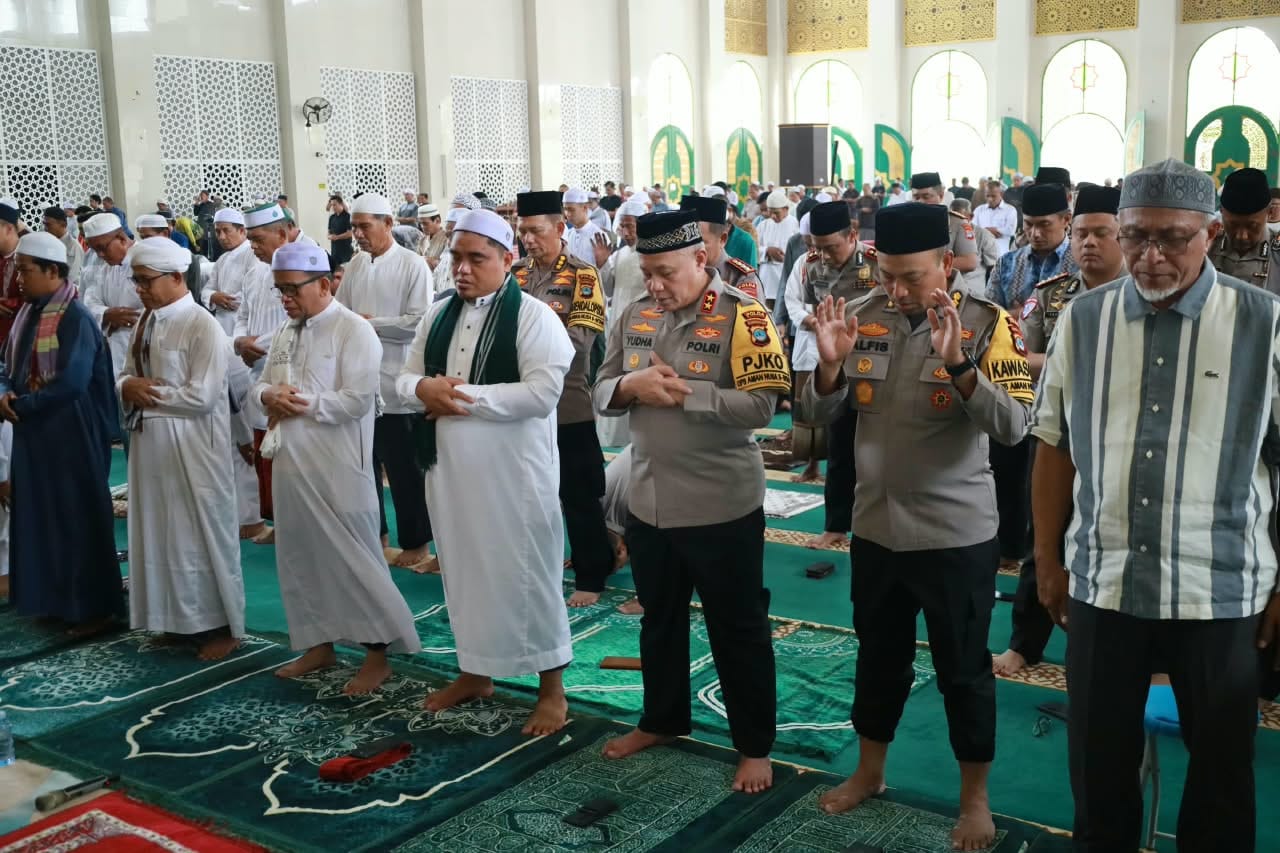 Pererat Silaturahmi, Kapolda dan Wakapolda Kalsel Gelar Jum’at Keliling Serentak di Banjarbaru dan Banjar