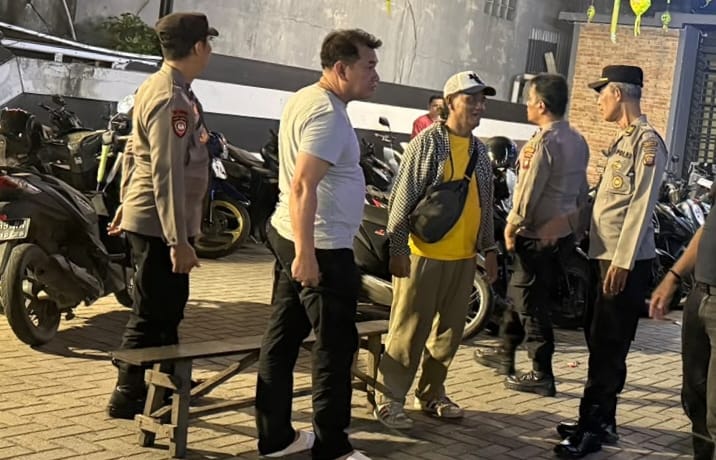 Patroli Polsek Pontianak Utara Sambangi Penjaga Malam Ingatkan Agar Tak Lengah Disekitar Lingkungan Kerjanya