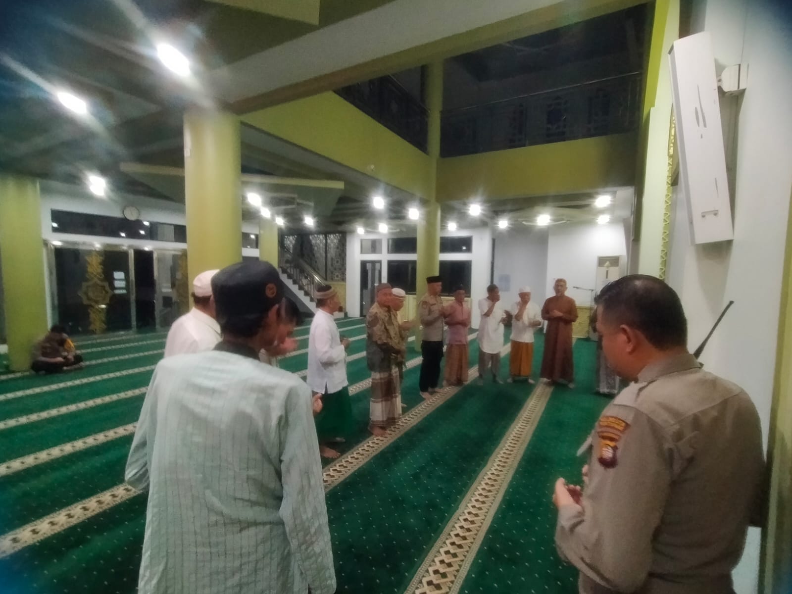 Sholat Subuh Keliling, Wakapolsek Pontianak Selatan Pererat Silaturahmi dan Ajak Warga Jaga Kamtibmas.