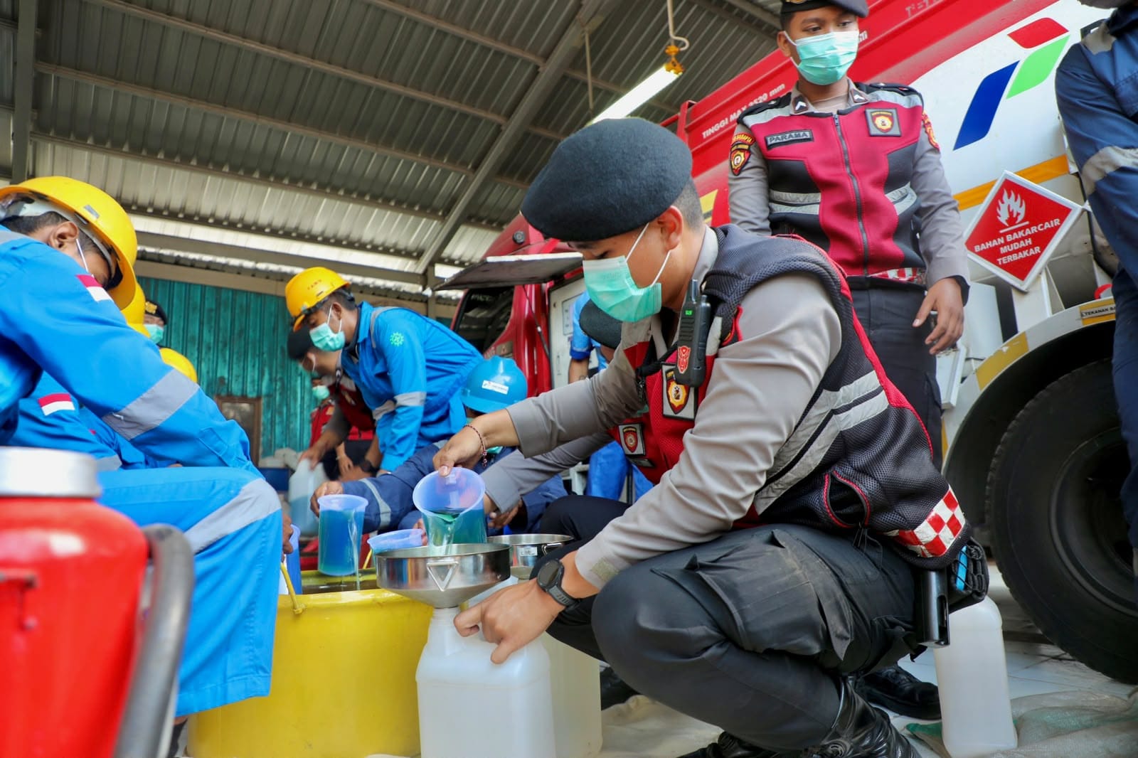 Di Tengah Antrean BBM, Personel Polda Bali Kawal Distribusi dari Terminal Sanggaran hingga SPBU