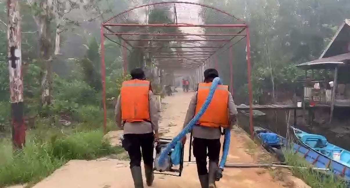 Tempuh Jarak 3,7 Km dengan Berjalan Kaki, Satgas Karhutla Polda Kalteng Berjuang Padamkan Api di Taman Nasional Tanjung Puting