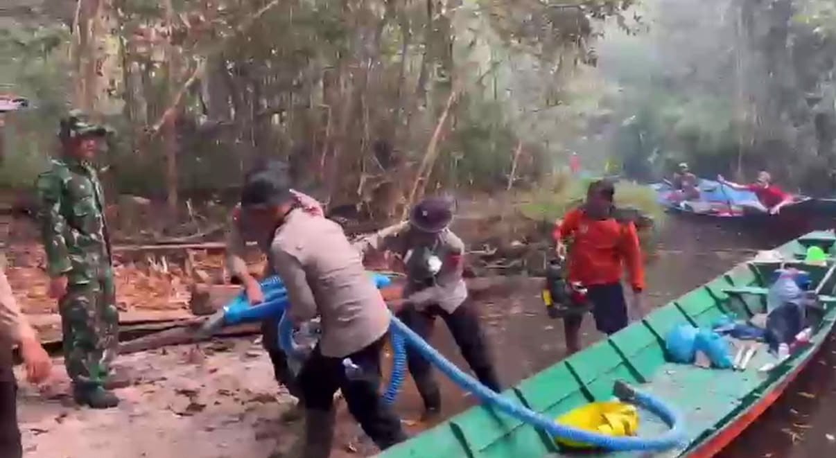 Medan Sulit Tak Surutkan Semangat, Satgas Karhutla Polda Kalteng Tempuh 3,7 Km Demi Padamkan Api