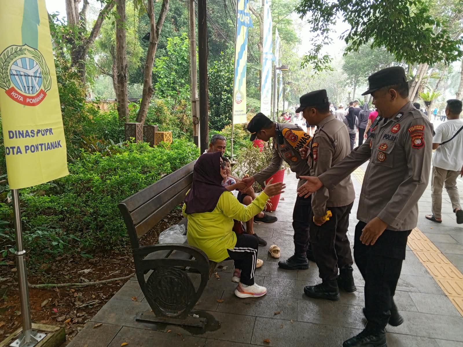 Patroli Jalan Kaki di CFD Ahmad Yani, Patroli Enggang Selatan Hadir Menyapa Warga dengan Humanis