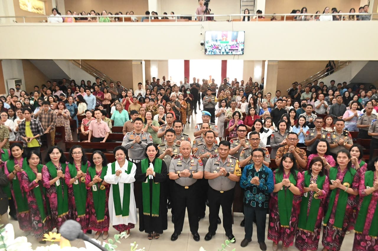 Minggu Kasih di Gereja GKE Maranatha, Kapolda Kalsel Perkuat Silaturahmi dan Toleransi