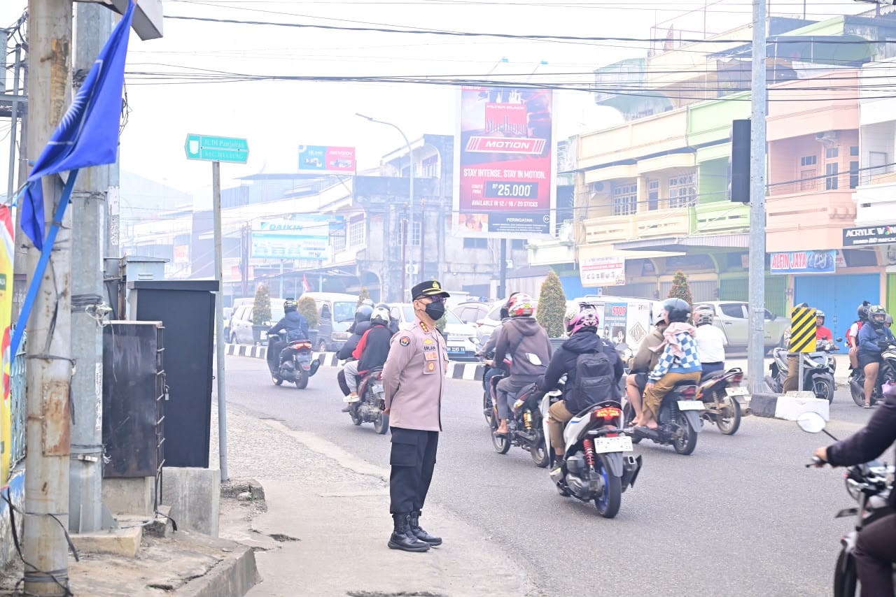 Beri Teladan Pelayanan, Kapolda dan Wakapolda Jambi Terjun Langsung Mengatur Lalu Lintas