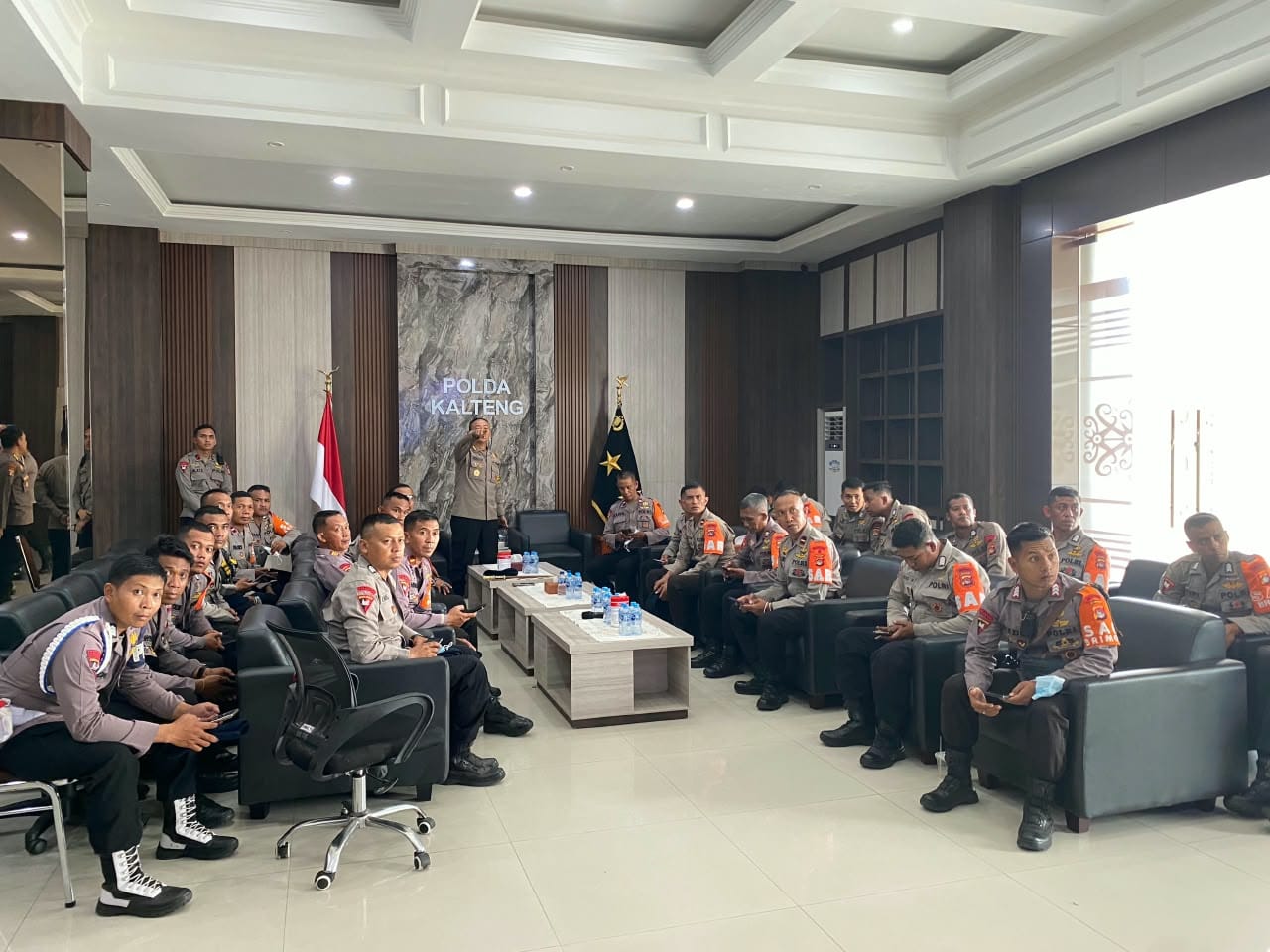Matangkan Strategi Penanganan Karhutla, Dansatbrimob Polda Kalteng Berikan ADO kepada Personel BKO dari Brimob NTB
