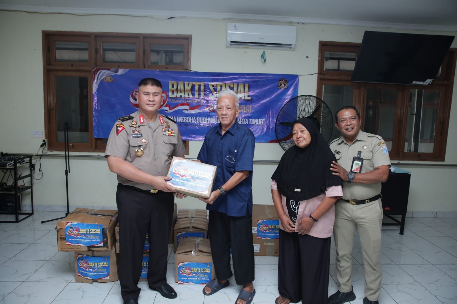 Hari Jadi ke-75 Humas Polri, Divhumas Polri Gelar Bakti Sosial untuk Lansia dan Anak Yatim