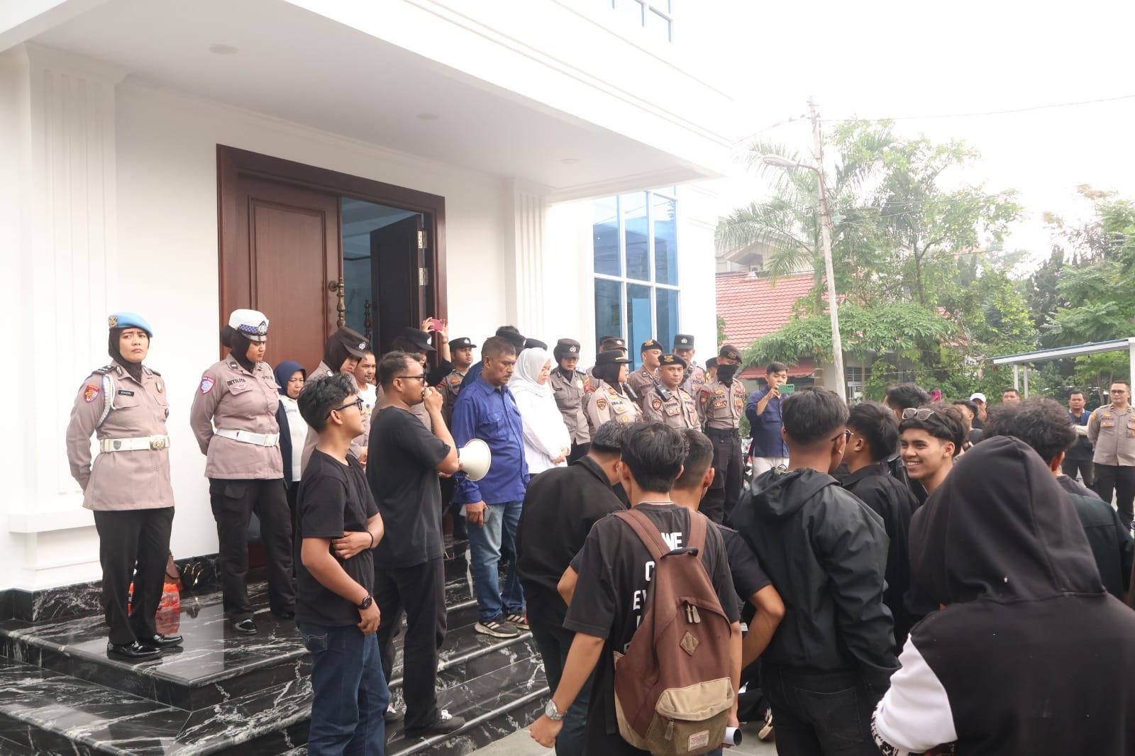 Polresta Pontianak Kawal Aksi GMKD Kalbar di DPRD dan DPW NasDem