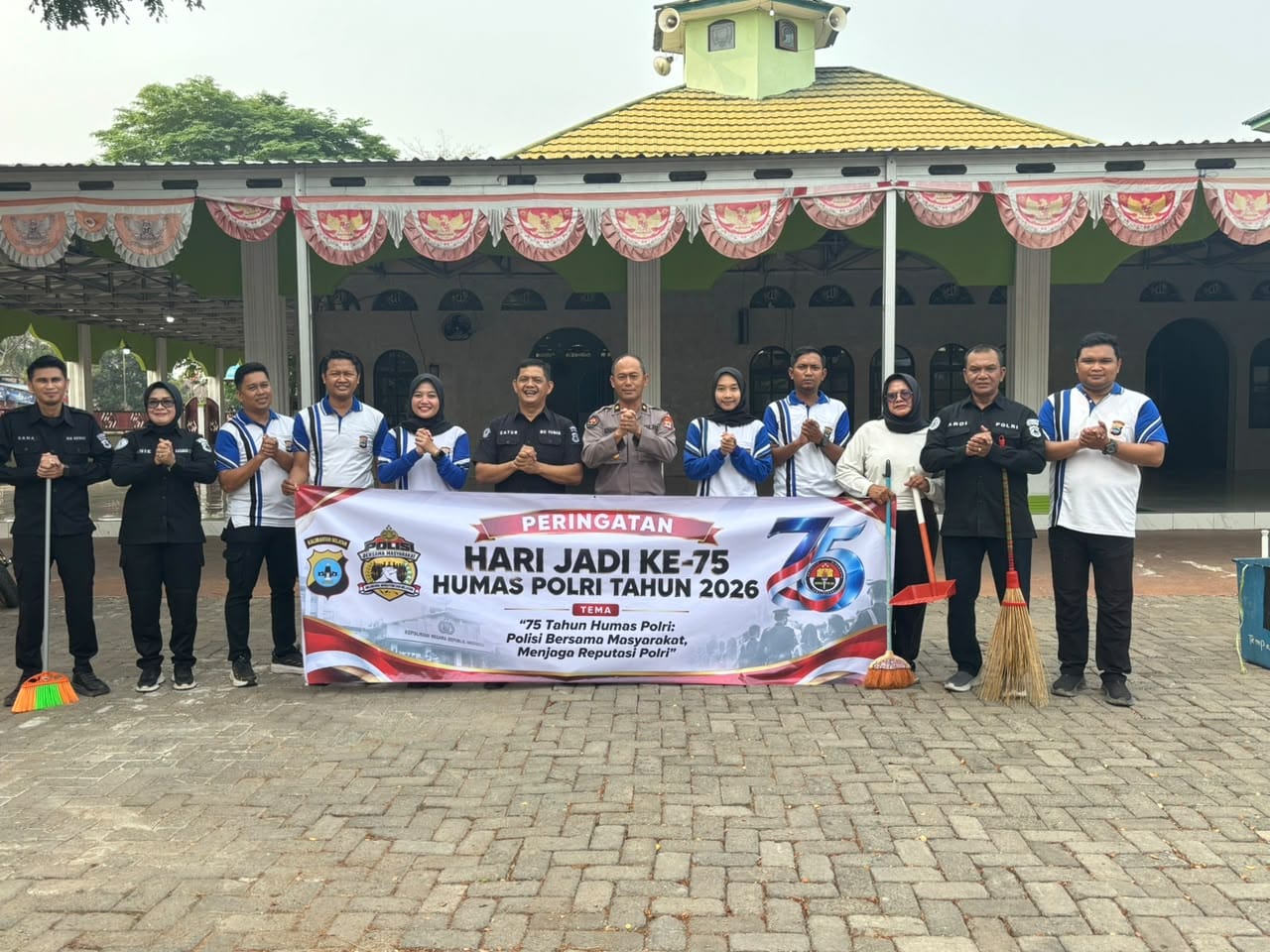 Wujud Kepedulian dan Dekatkan Diri dengan Masyarakat, Bid Humas Polda Kalsel Gelar Baksos Di Masjid Darul Hamidi