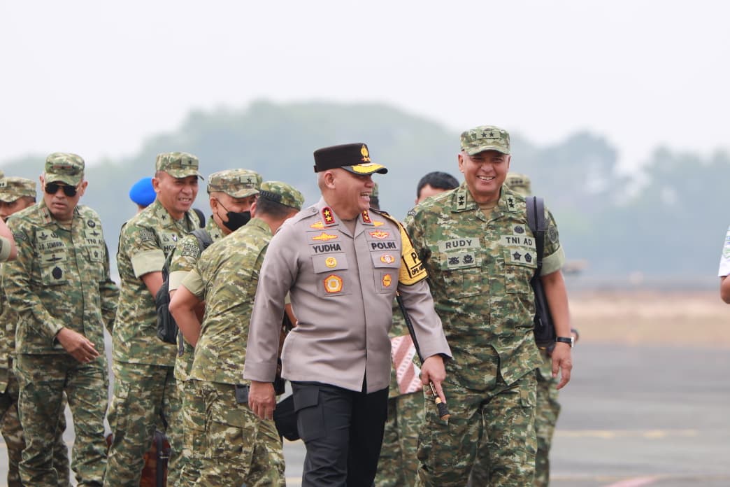 Kapolda Kalsel Bersama Forkopimda Sambut Kedatangan KSAD dan Kepala BNPB, Tinjau Uji Coba Water Bombing Surfaktan