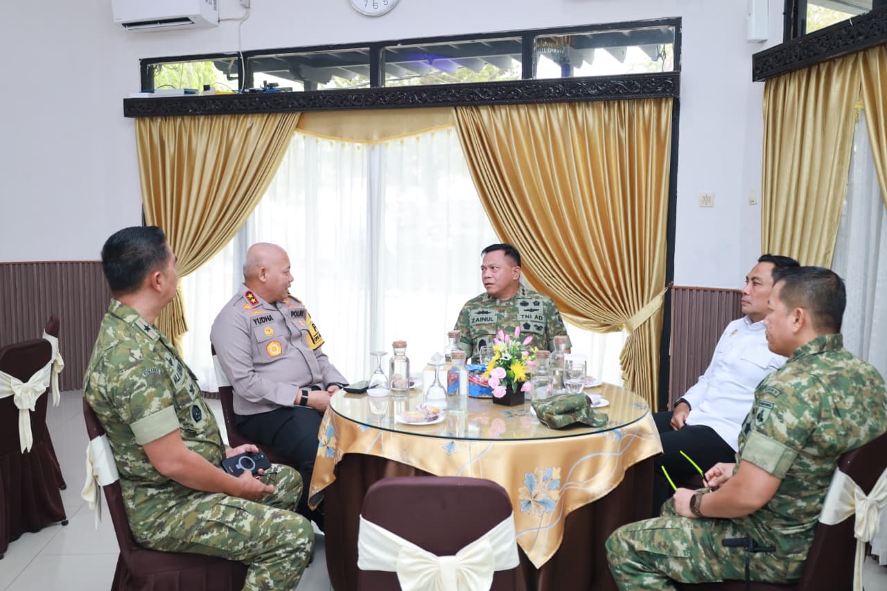 Perkuat Penanganan Karhutla, Kapolda Kalsel dan Forkopimda Sambut KSAD serta Kepala BNPB