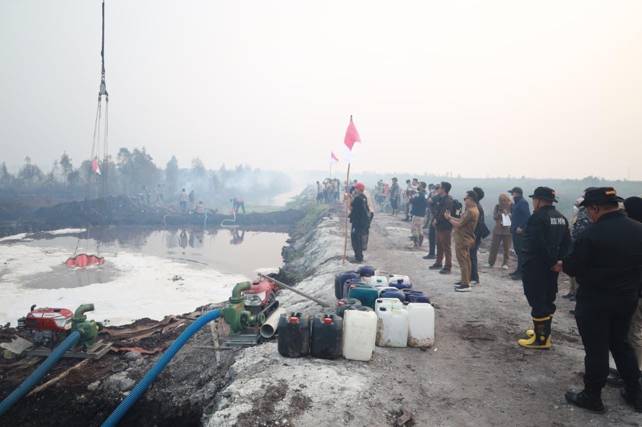 Optimalkan Pemadaman Karhutla, Kapolda Kalsel Terapkan Metode Surfaktan Pyrox dan Water Bombing