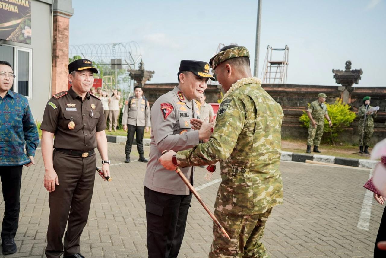 Tegaskan Sinergi TNI-Polri, Kapolda Bali Sambut Kedatangan Pangdam IX/Udayana Baru di Base Ops Bandara I Gusti Ngurah Rai