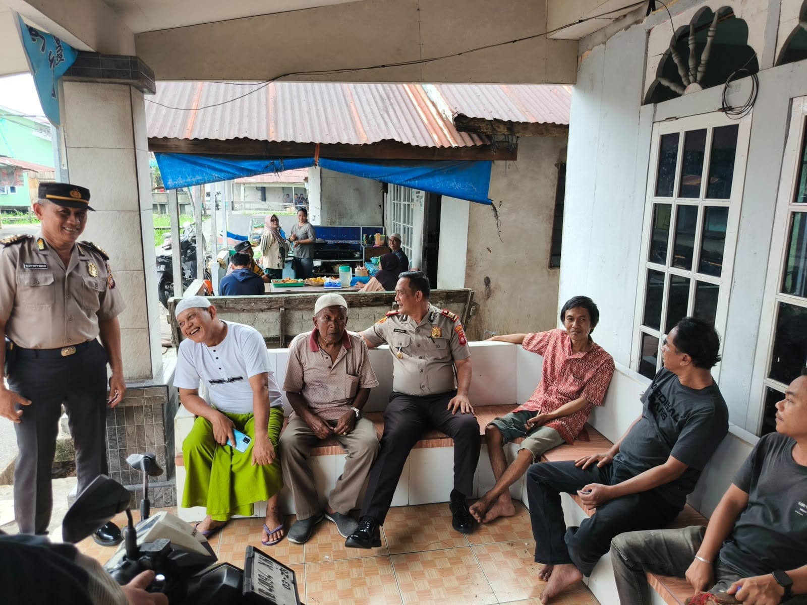 Kapolsek Pontianak Timur Ajak Masyarakat Kampung Beting Bersama Jaga Kamtibmas