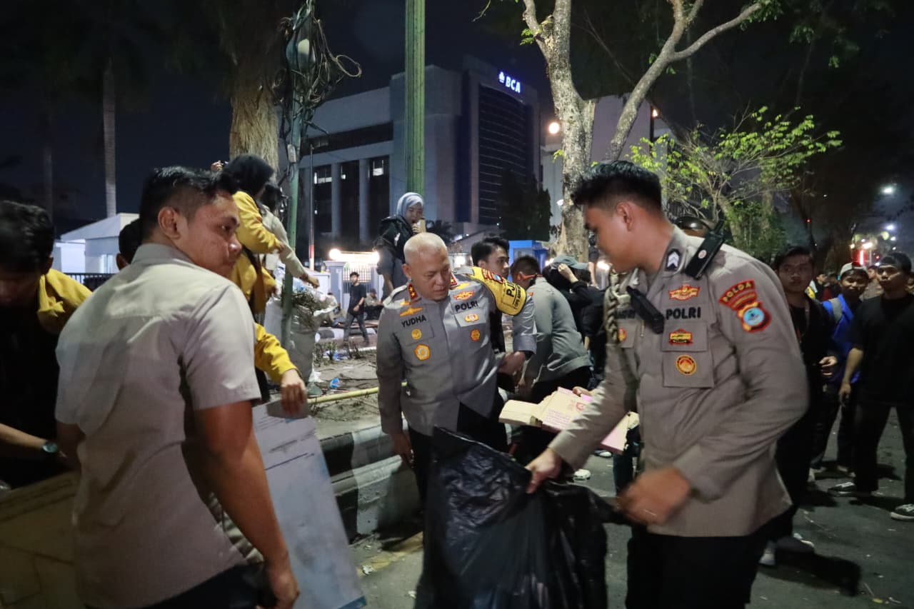 Unjuk Rasa di DPRD Kalsel Berakhir Kondusif, Polri dan Mahasiswa Bersihkan Sampah Bersama