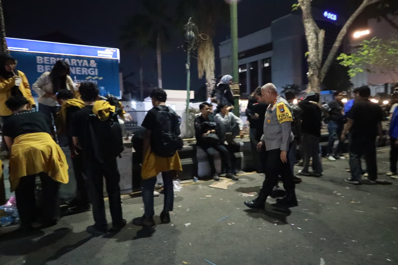 Aksi Demo Berakhir Damai, Polri dan Mahasiswa Bersama Bersihkan Area DPRD Kalsel