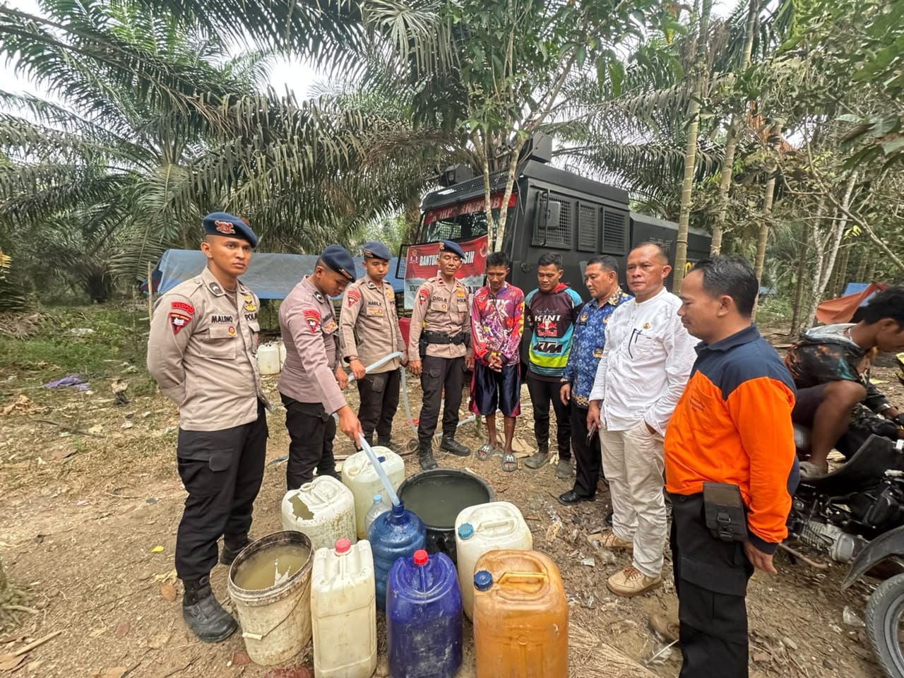 Bantu Penuhi Kebutuhan Air Bersih, Brimob Jambi Distribusikan Ribuan Liter Air untuk SAD di Merangin
