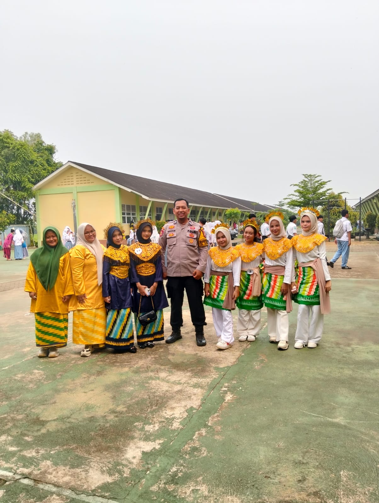 Sambangi SMUN 11 Pontianak Barat, Bhabinkamtibmas Ajak Siswa Hindari Kenakalan Remaja dan Bahaya Narkoba.