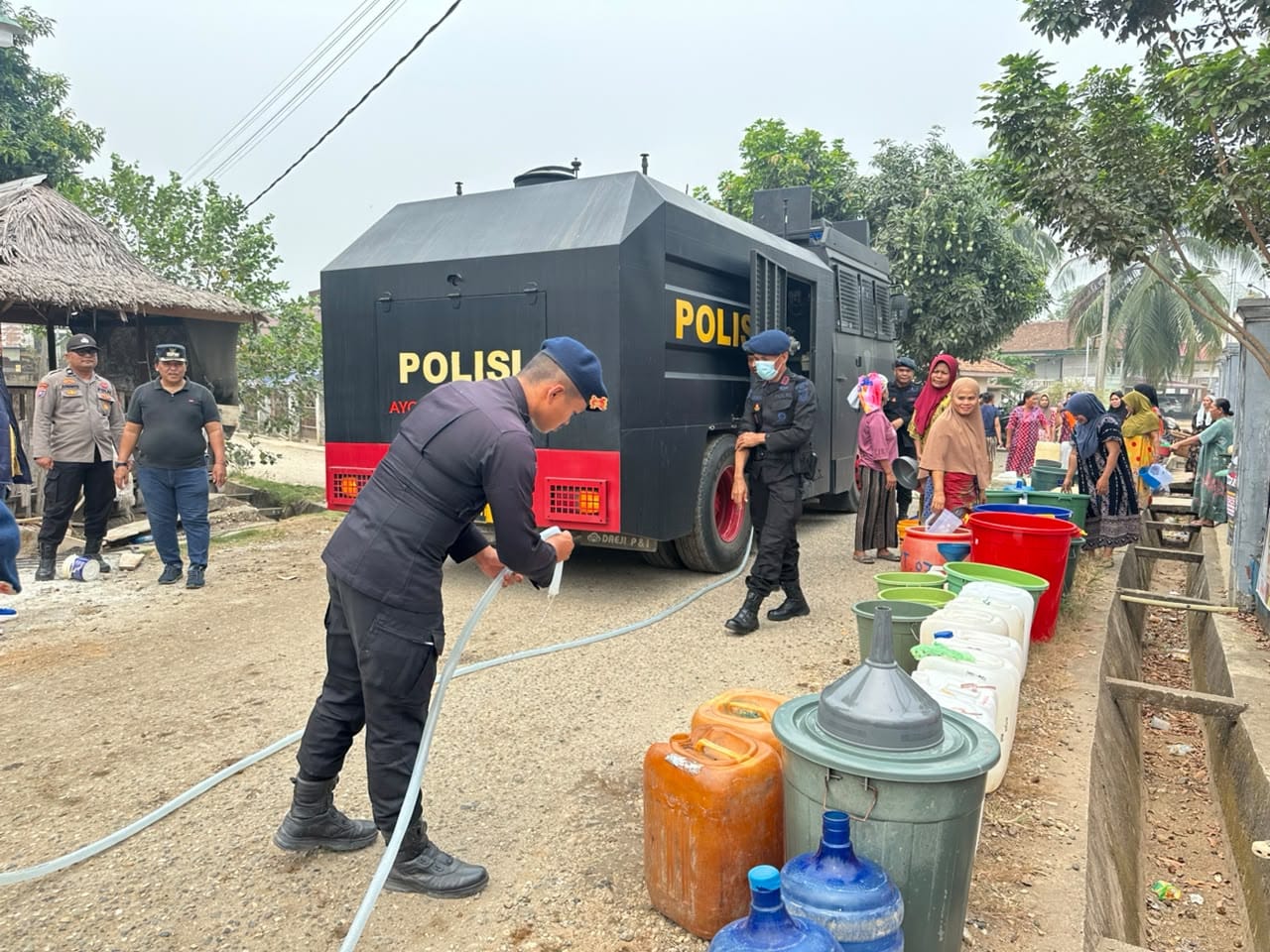 Peduli Kebutuhan Warga, Brimob Polda Jambi Distribusikan Air Bersih ke Desa Pulau Lintang