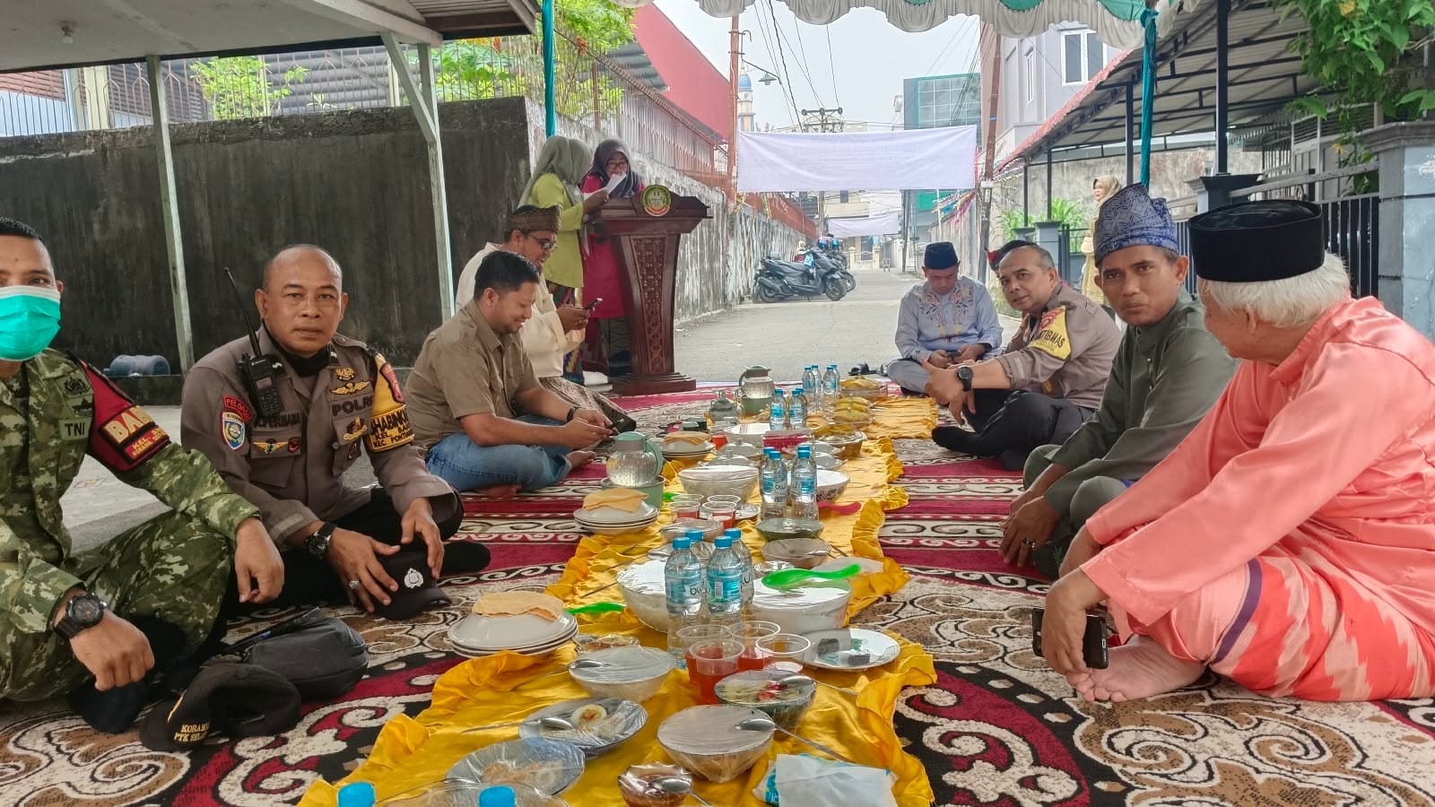 Saprahan Kampung Bansir Dua, Bhabinkamtibmas Hadir Pererat Silaturahmi di Hari Jadi ke-255 Kota Pontianak.