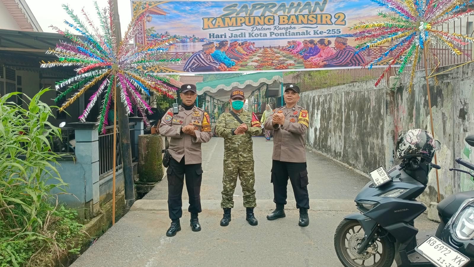 Saprahan Kampung Bansir Dua, Bhabinkamtibmas Hadir Pererat Silaturahmi di Hari Jadi ke-255 Kota Pontianak.