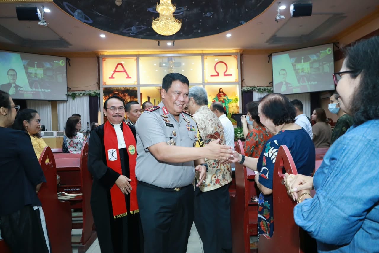 Wakapolda Kalsel Pimpin Giat Minggu Kasih Di Gereja GKE Eppata Banjarmasin, Pererat Silaturahmi Dan Jamin Keamanan Ibadah