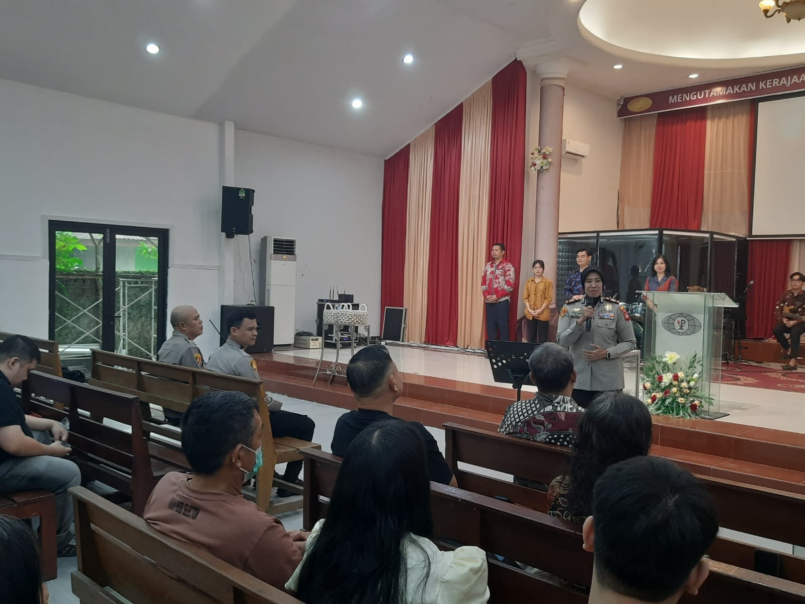 Minggu Kasih di Gereja Isa Almasih, Kapolsek Pontianak Selatan Pererat Silaturahmi dan Serap Aspirasi Jemaat.