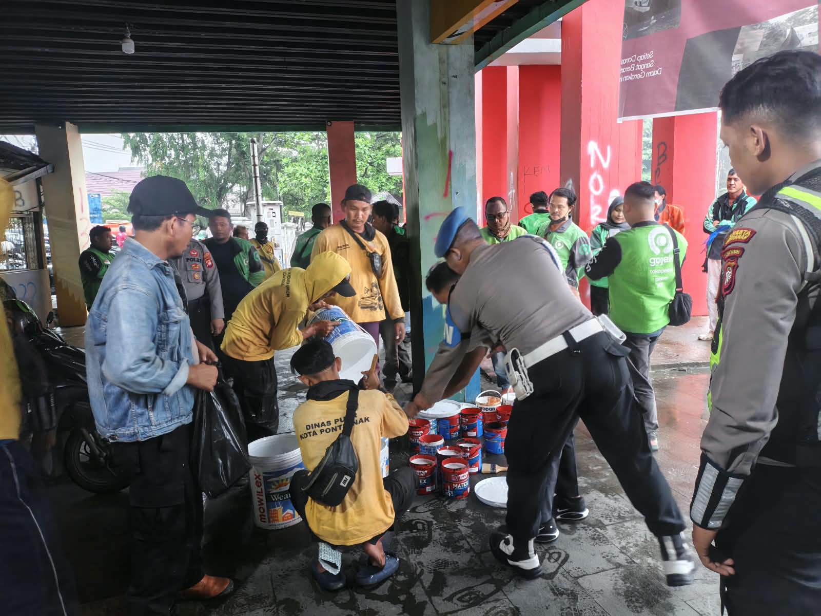 Bersihkan Coretan, Ojol Bersama Polresta dan Pemkot Pontianak Cat Ulang Pos Kamtibmas Bundaran Untan