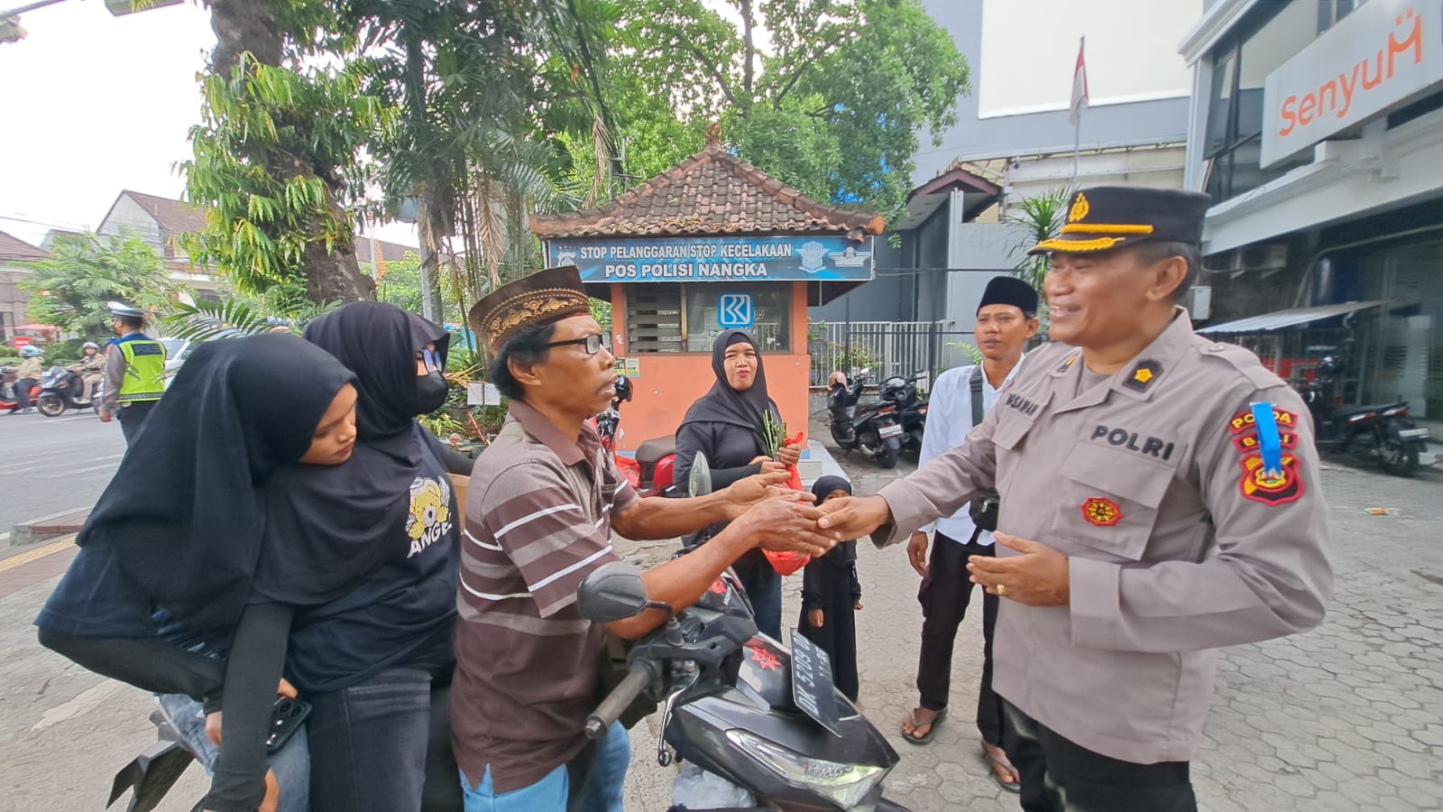 Tak Sekadar Mengawasi, Personel Itwasda Polda Bali Turun ke Jalan Edukasi Pengendara untuk Keselamatan Berlalu Lintas