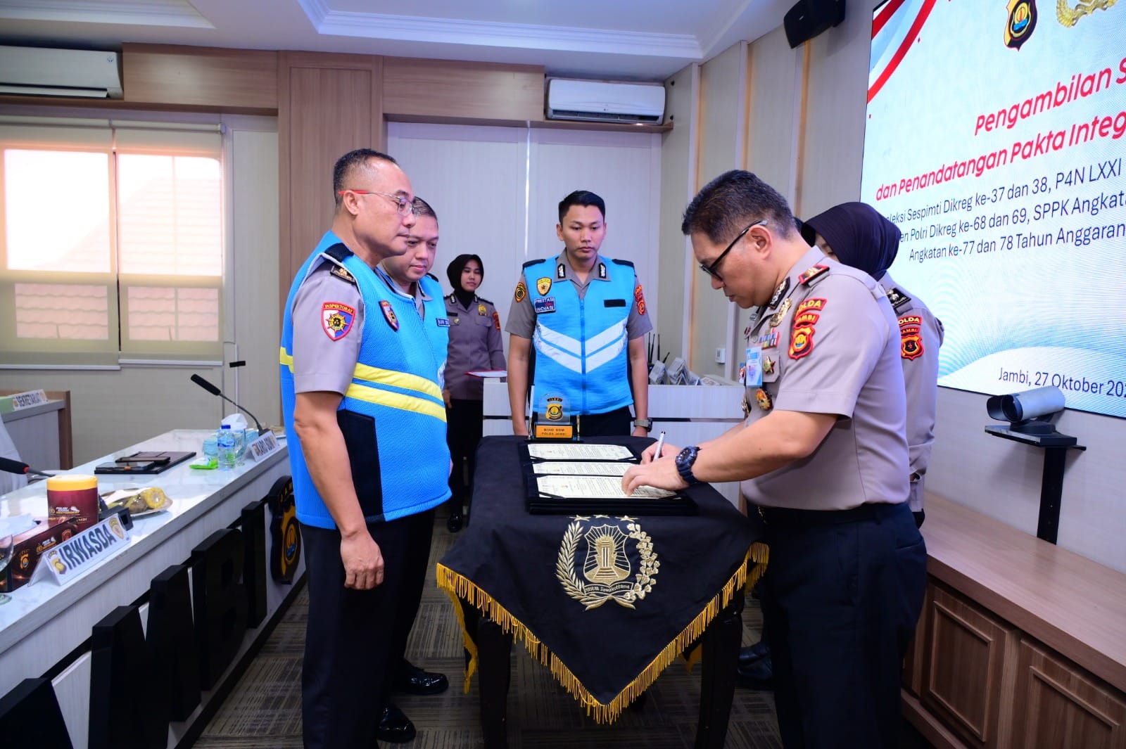 Polda Jambi Ikuti Pengambilan Sumpah dan Penandatanganan Pakta Integritas Seleksi Pendidikan Pengembangan Polri
