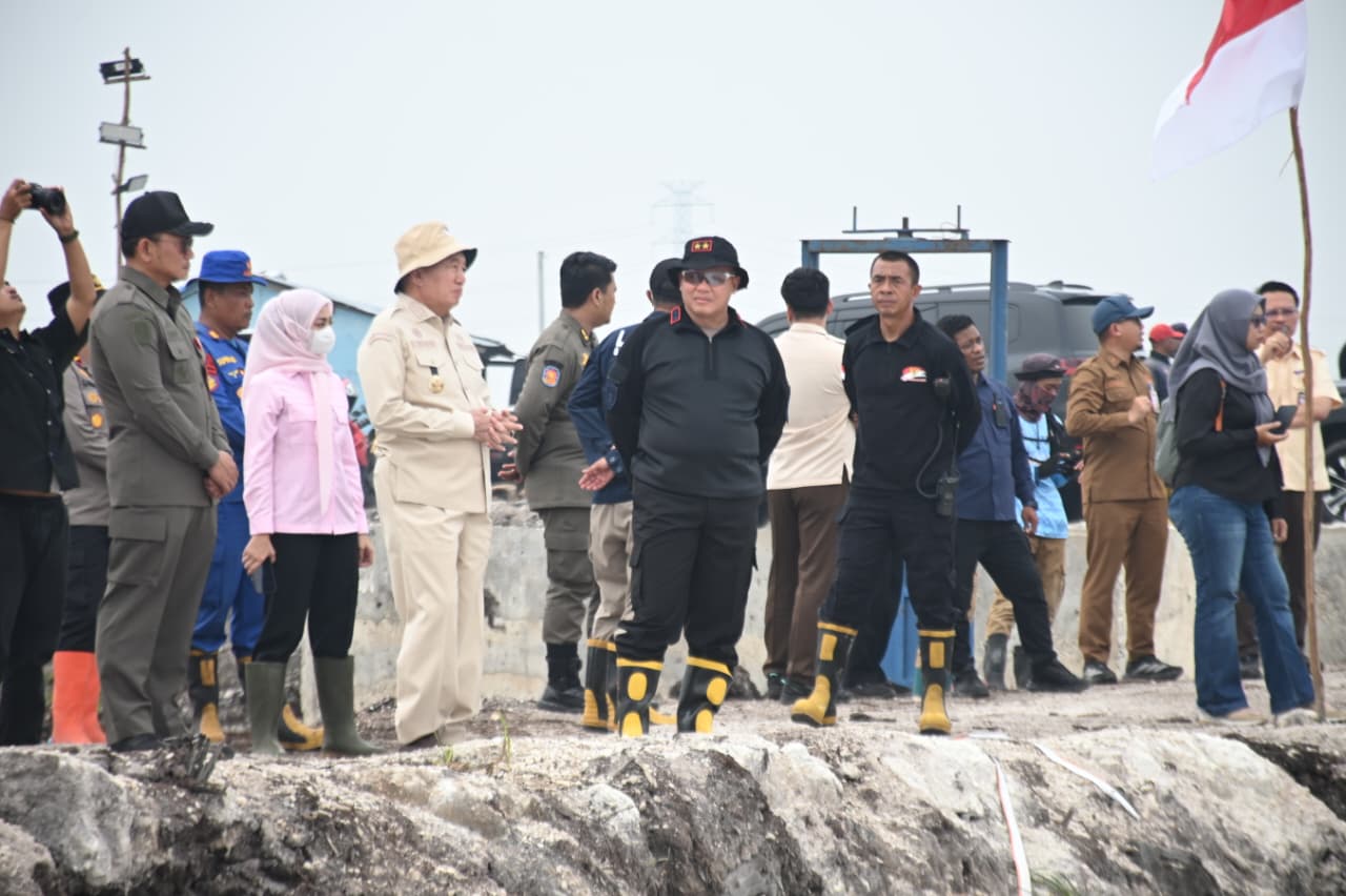 Padamkan Karhutla di Kabupaten Banjar, Polda Kalsel Kerahkan Surfaktan dan Water Bombing