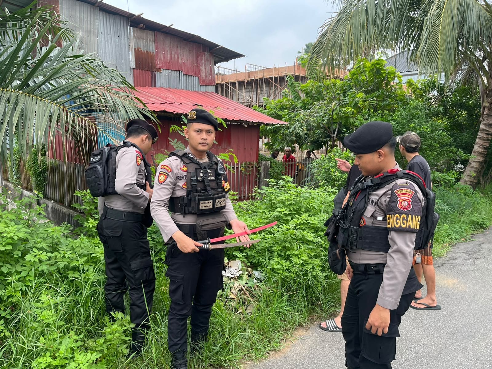Respons Cepat Laporan 110, Patroli Enggang Amankan Dua sajam jenis  Katana