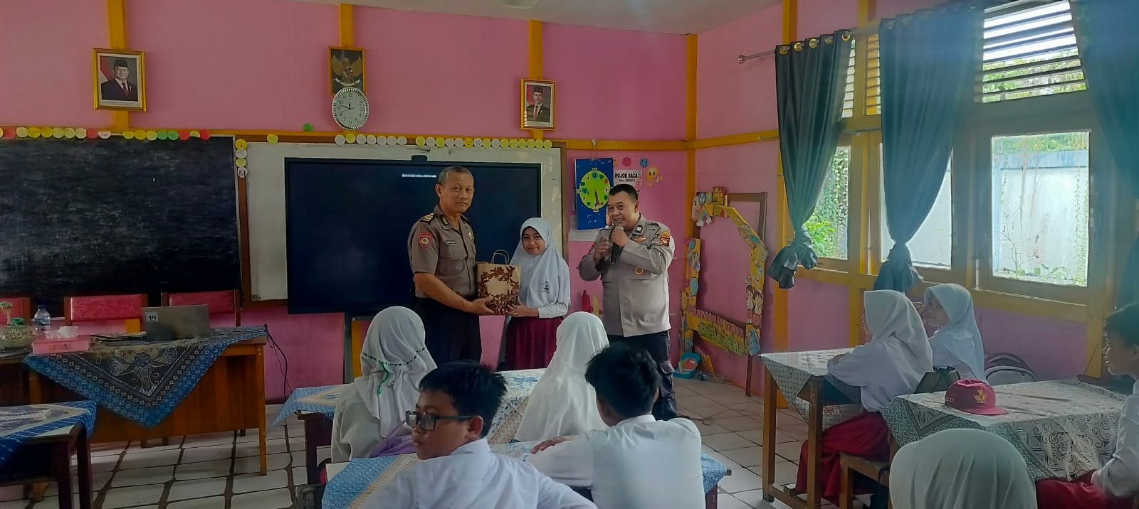 POLSEK PONTIANAK TIMUR PEDULI PENDIDIKAN