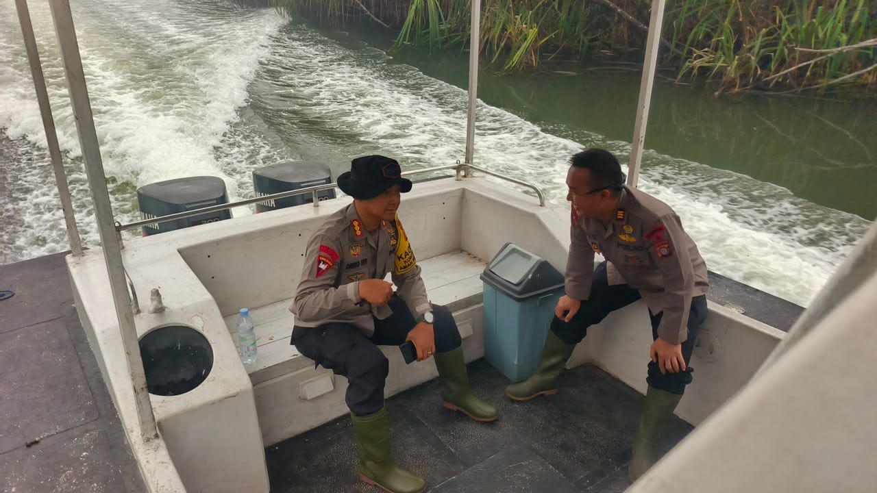 Meski Diguyur Hujan, Brimob Kalteng Terus Pantau Bara Api di Lahan Bekas Karhutla