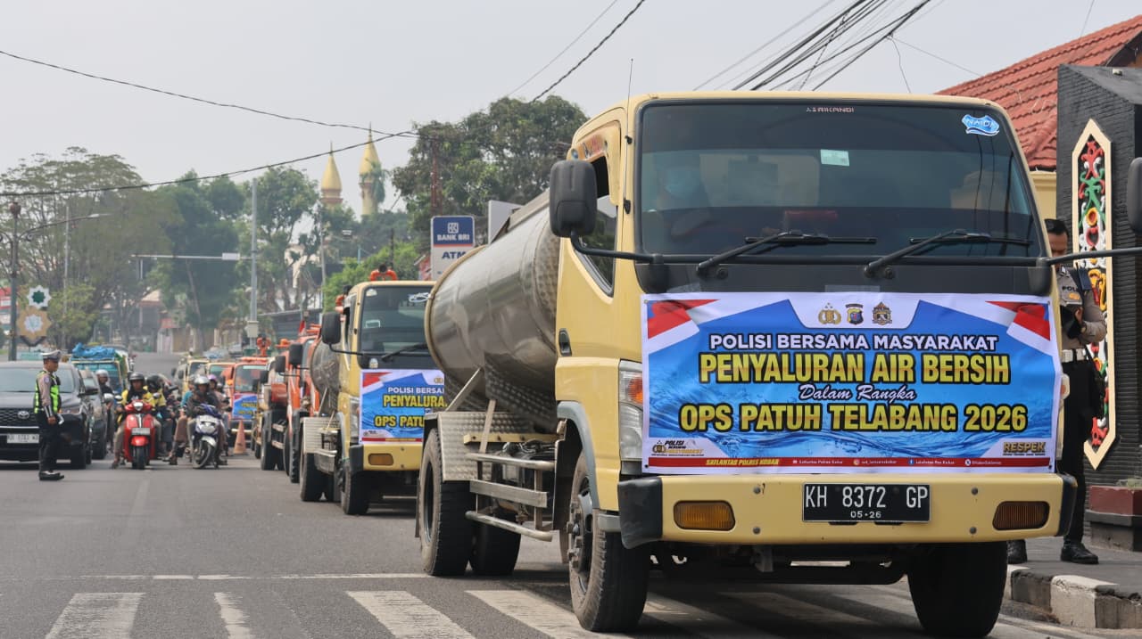Peduli Warga Terdampak Karhutla dan Kekeringan, Kapolda Kalteng Salurkan Air Bersih untuk Warga Pangkalan Bun