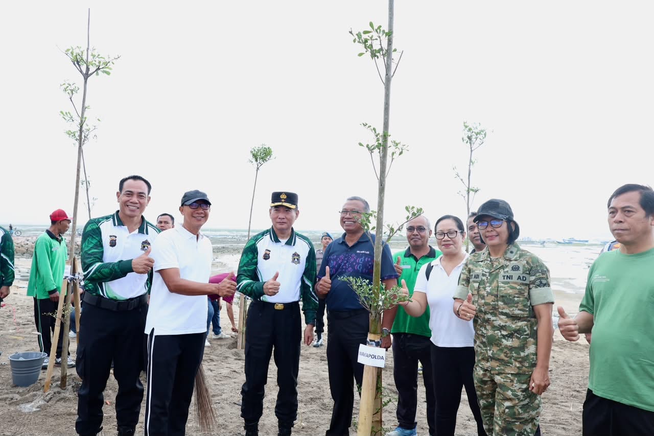 Wujud Kepedulian Lingkungan, Wakapolda Bali Pimpin Aksi Green Policing di Pantai Mertasari Sanur