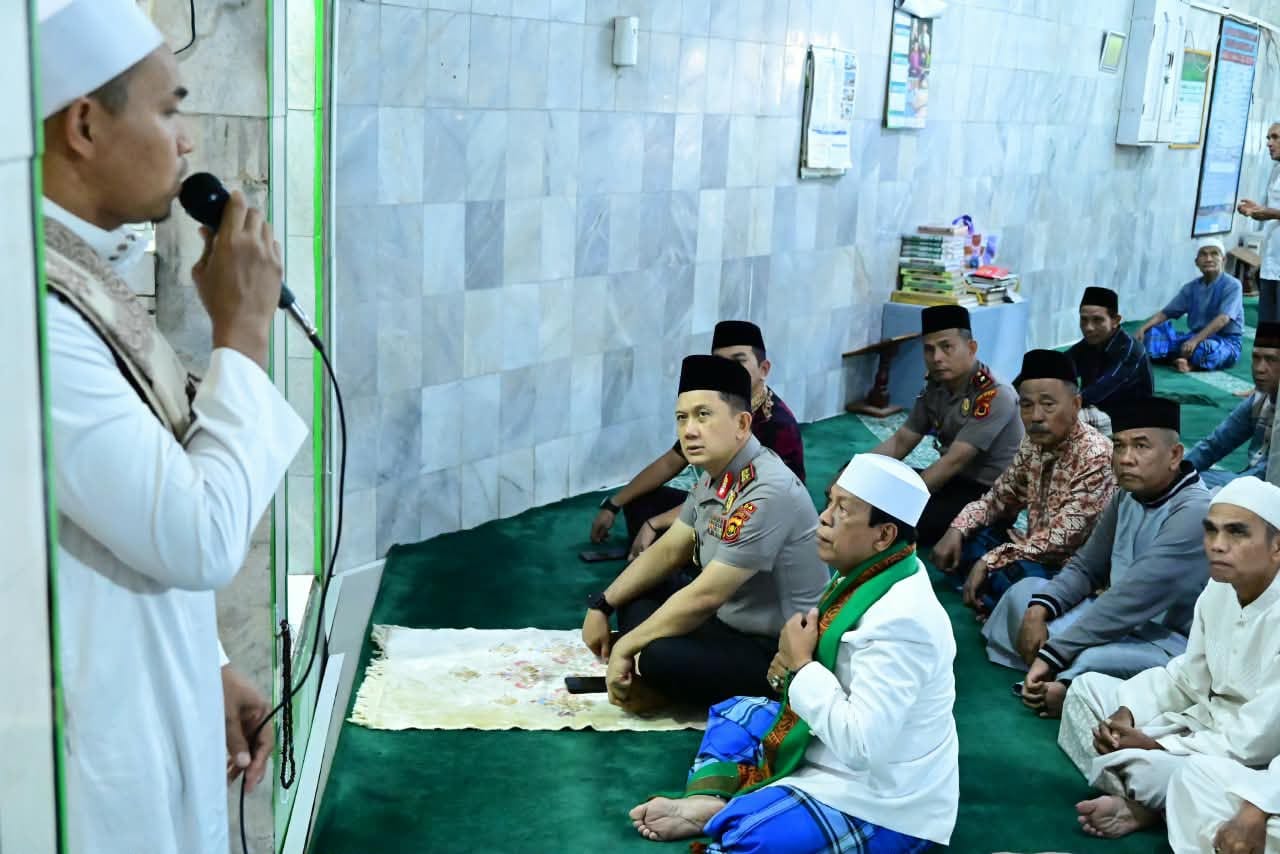 Sholat Jumat Keliling di Masjid Rahmatullah, Kapolda Jambi Ajak Masyarakat Bersama Jaga Kamtibmas