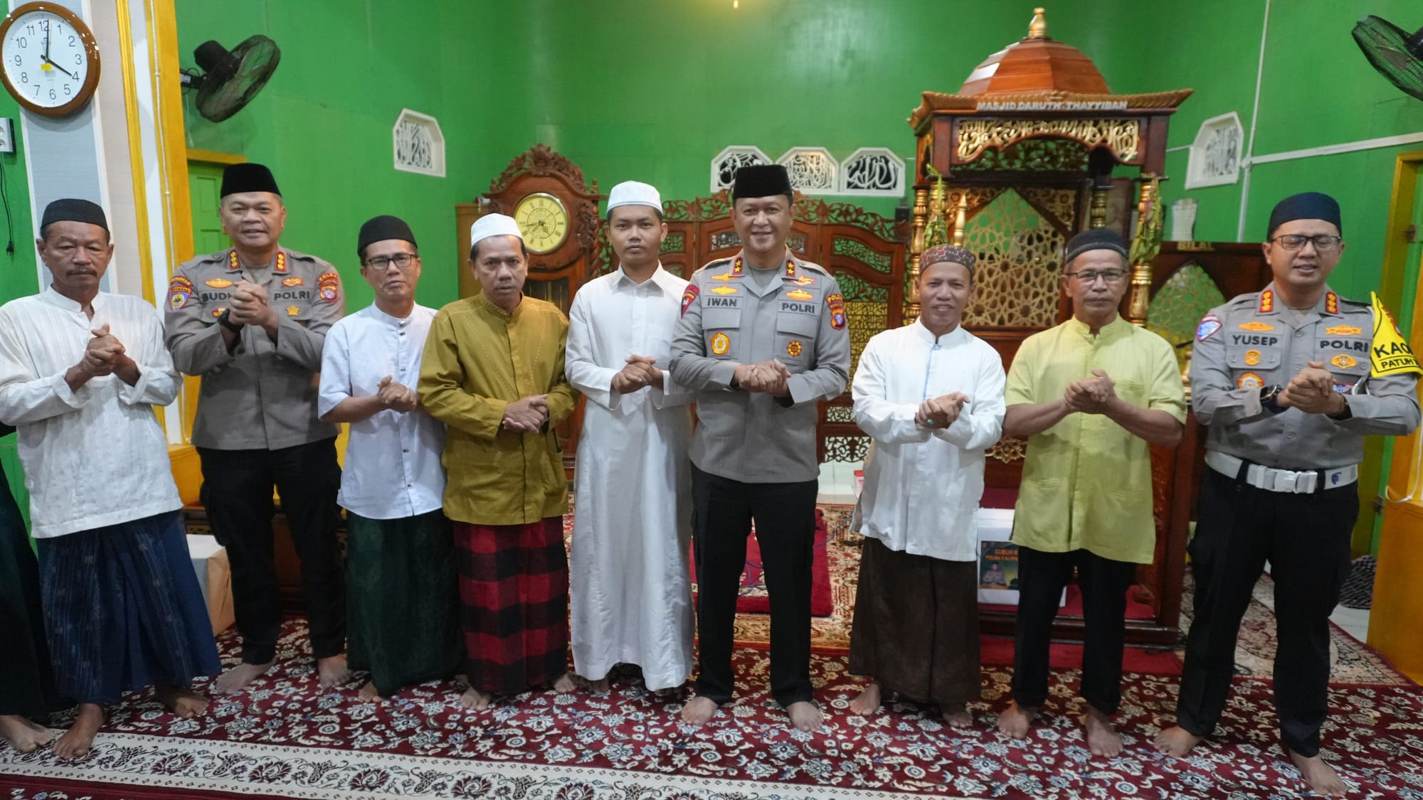 Silaturahmi Kamtibmas Setelah Salat Subuh dengan Jamaah Masjid Daruth Thayyibah, Kapolda Kalteng Ajak Perkuat Sinergi Jaga Kamtibmas