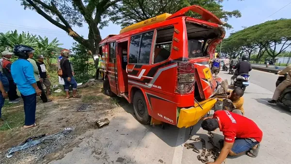 Insiden Tragis di Jalur Pantura Demak: Bus dan Truk Terjun ke Sungai, Korban Jiwa Berjatuhan