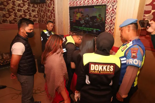 Polres Sukoharjo Amankan Puluhan Botol Miras dalam Razia Tempat Hiburan Malam