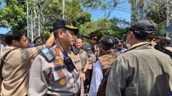 Aksi TPUA di Rumah Jokowi Solo Dikawal Humanis oleh Polresta Surakarta