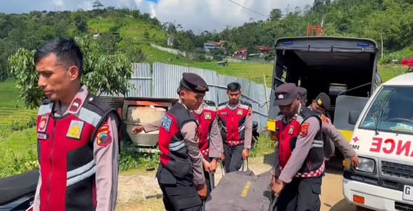 Tanggap Bencana, Polres Brebes Salurkan Sembako dan Lakukan Evakuasi