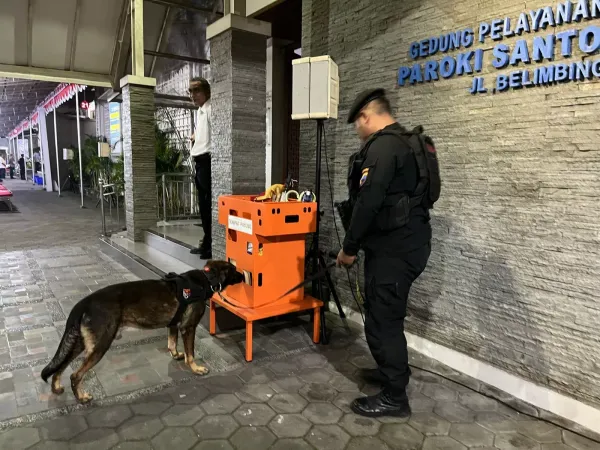 Jelang Misa, Polresta Surakarta dan Tim Jibom Gegana Sterilisasi Sejumlah Gereja di Solo
