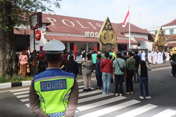 Polres Magelang Kota Kawal Kirab Salib Pekan Suci Paskah dengan Ketat