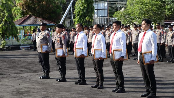Apresiasi Kinerja Kesatuan, Kapolresta Palangka Raya Beri Penghargaan 7 Personel Berprestasi