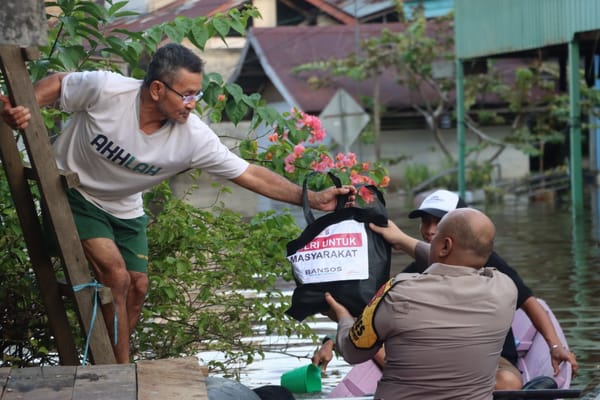 Peduli Korban Banjir, Polres Barito Utara Salurkan 150 Paket Sembako ke Warga Terdampak