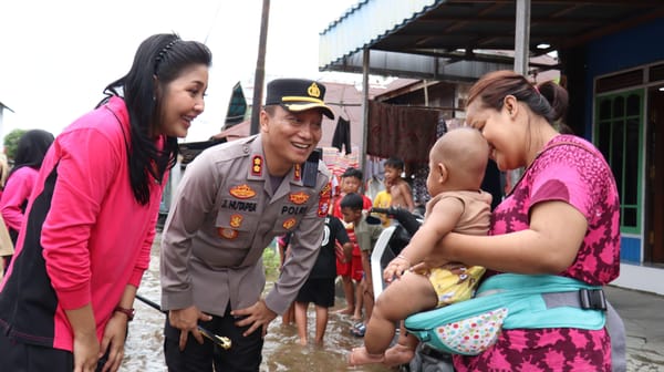 Tinjau Banjir Di Pemukiman Warga Jalan Kamper, Kapolres Barsel Berikan Bansos