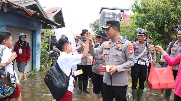 Kapolres Barito Selatan Tinjau Banjir di Jalan Kamper dan Salurkan Bantuan Sosial