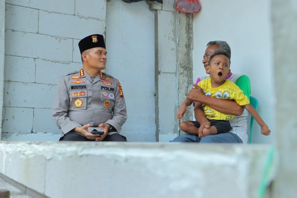Polisi Beri Bantuan Kursi Roda untuk Penderita Celebral Palsy-Lansia di Bekasi dan Karawang